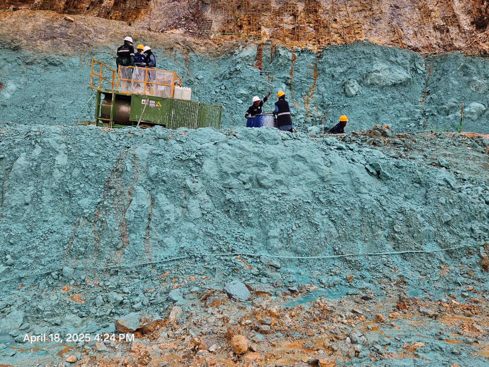 2. Lembah Batuan Sulfur setelah aplikasi EGLUE untuk meningkatkan pH lembah